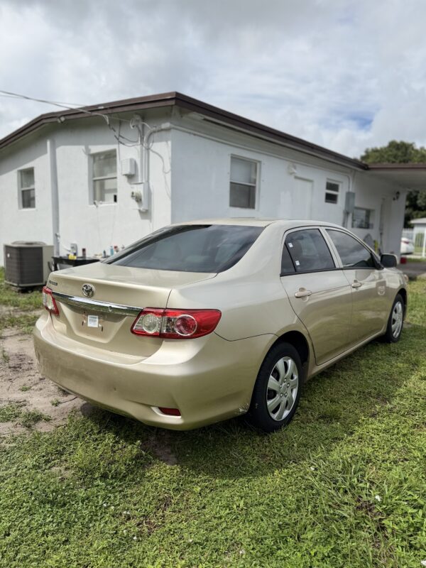 TOYOTA COROLLA LE - Imagen 4