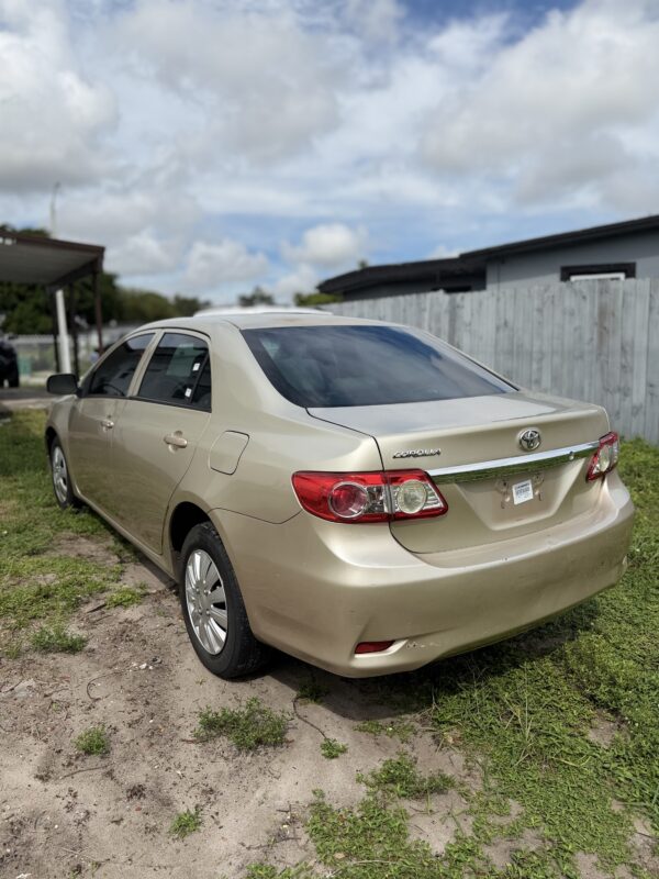 TOYOTA COROLLA LE - Imagen 3